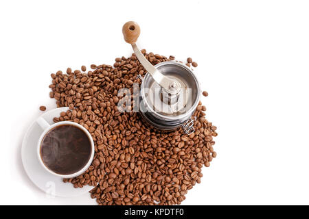 Kaffeemühle mit Kaffeetasse und Bohnen Stockfoto