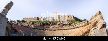 Das Römische Theater und Medellin schloss, Spanien. Panoramablick Stockfoto