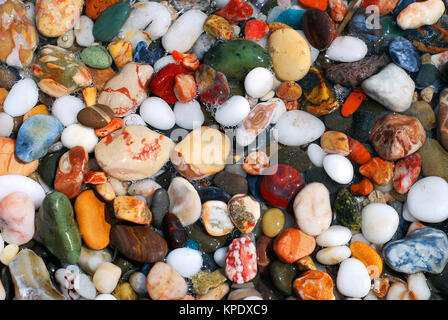 Mehrfarbige meer Kiesel in Wasser Stockfoto