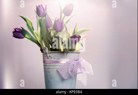 Rosa Tulpen im Retro-look Schaufel Stockfoto