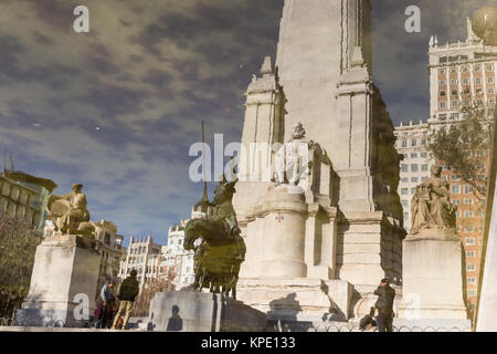 Don Quijote Statue Wasserreflexion auf Platz von Spanien in Madrid. Stockfoto