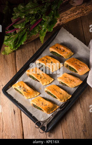 Stettin Gebäck - frittierter Hefeteig gefüllt mit Fleisch oder vegetarisch. Stockfoto