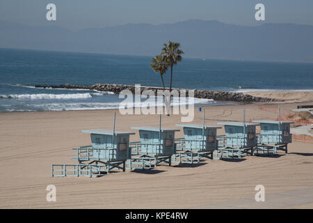 Rettungstürme aufgereiht für Winter bei Dockweiler State Beach, Los Angeles, CA Stockfoto