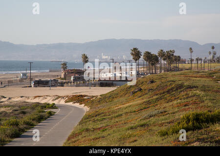 RV Park in Dockweiler State Beach Parkplatz mit Blick auf die Santa Monica Mountains, Los Angeles, CA Stockfoto