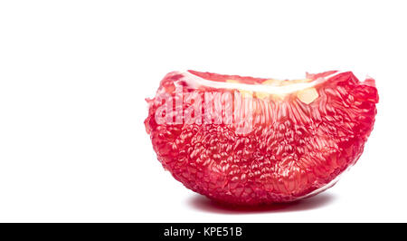 Red pomelo Zellstoff mit Samen auf weißem Hintergrund mit Freistellungspfad isoliert. Thailand Siam ruby pomelo Früchte. Natürliche Quelle für Vitamin C (Antioxidantien Stockfoto