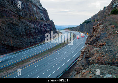 Lkw Fahren durch Sideling Hill Mountain Pass auf der Interstate 68 in Maryland Stockfoto