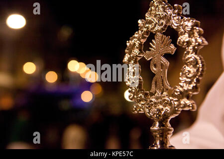 Nazareno Holding einen silbernen Zuckerrohr an der Heiligen Woche, Spanien Stockfoto