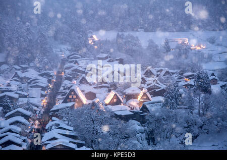 Shirakawago aufleuchtenden Schneefall Stockfoto