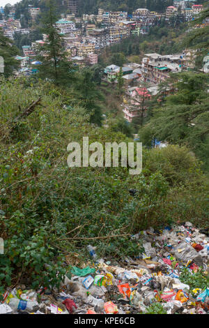 Haufen Plastikmüll und anderen Hausmüll entsorgt, eine Bank, eine allzu häufig in Mcleod Ganj, Indien Stockfoto