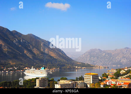 Kreuzfahrtschiff in Montenegro Bucht Stockfoto