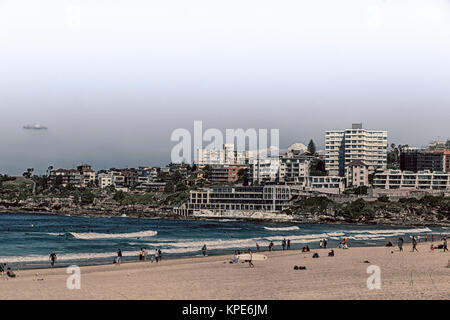 In Australien Menschen in bondie Beach und das Resort in der Nähe von Ocean Stockfoto