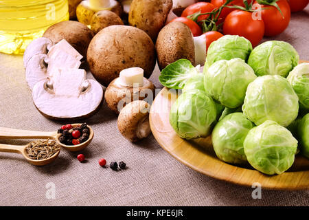 Rosenkohl mit Pilzen, Tomaten und Paprika. Stockfoto