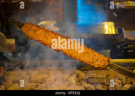 Reihen von saftigen Rindfleisch Kebab koobideh auf Grill Stockfoto