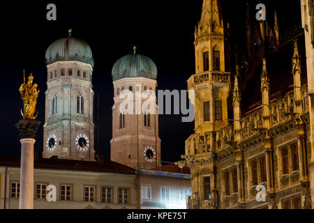 Die Türme der Frauenkirche in München bei Nacht Stockfoto