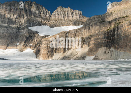 Gefrorene obere Grinnell See und den Garten Wand im Glacier National Park, Montana Stockfoto