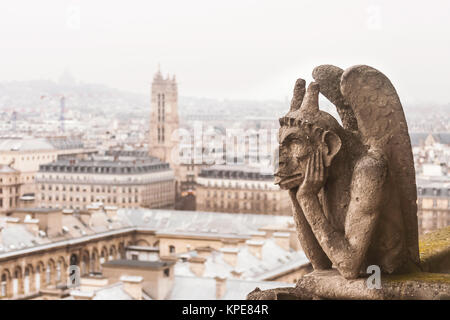 Chimera der Kathedrale Notre-Dame von Paris (Unsere Liebe Frau) über die Dächer der Stadt mit copy Space, Frankreich, Europa. Stockfoto