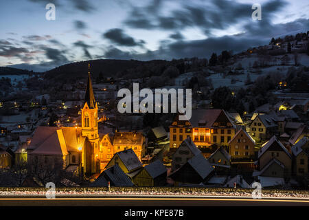 Dorf von Soultzeren in den Vogesen, Elsass, Frankreich in der Dämmerung im Winter. Stockfoto