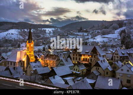 Dorf von Soultzeren in den Vogesen, Elsass, Frankreich in der Dämmerung im Winter. Stockfoto