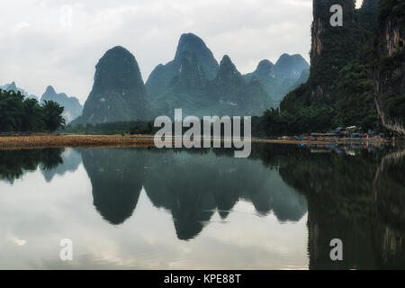 Den Sonnenaufgang über Li Fluss Stockfoto