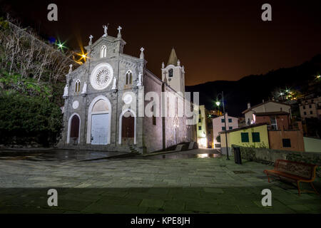 Riomaggiore-Gasse in der Nacht Stockfoto