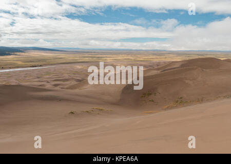 Sanddünen und Medano Creek im Great Sand Dunes National Park, Colorado Stockfoto