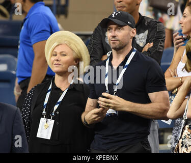 FLUSHING NY-SEPTEMBER 04: Hugh Jackman, Deborra-Lee Furness, Tag elf der 2014 US Open am USTA Billie Jean King National Tennis Center am 4. September 2014 in der Nähe der Queens Borough von New York City. Personen: Hugh Jackman, Deborra-Lee Furness Stockfoto