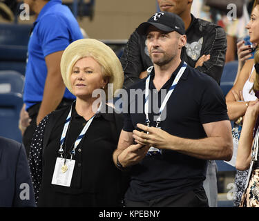 FLUSHING NY-SEPTEMBER 04: Hugh Jackman, Deborra-Lee Furness, Tag elf der 2014 US Open am USTA Billie Jean King National Tennis Center am 4. September 2014 in der Nähe der Queens Borough von New York City. Personen: Hugh Jackman, Deborra-Lee Furness Stockfoto