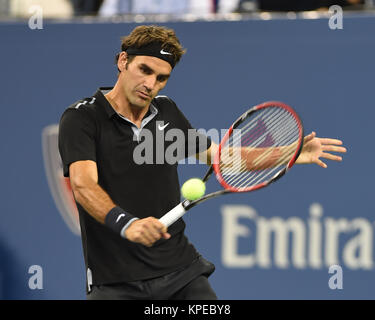 FLUSHING NY - 29. August: Roger Federer, Tag 5 der 2014 US Open am USTA Billie Jean King National Tennis Center am 29. August 2014 in der Nähe der Queens Borough von New York City Personen: Roger Federer Stockfoto