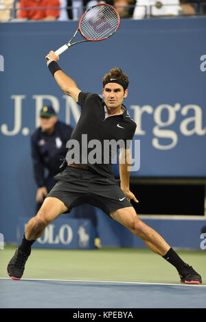 FLUSHING NY - 29. August: Roger Federer, Tag 5 der 2014 US Open am USTA Billie Jean King National Tennis Center am 29. August 2014 in der Nähe der Queens Borough von New York City Personen: Roger Federer Stockfoto