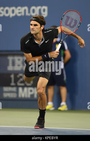 FLUSHING NY - 29. August: Roger Federer, Tag 5 der 2014 US Open am USTA Billie Jean King National Tennis Center am 29. August 2014 in der Nähe der Queens Borough von New York City Personen: Roger Federer Stockfoto