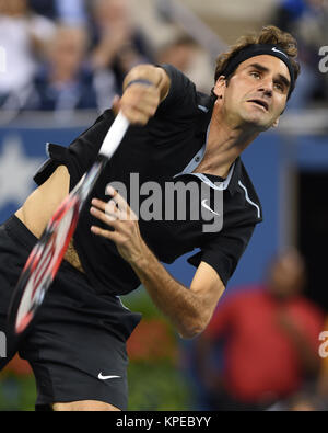 FLUSHING NY - 29. August: Roger Federer, Tag 5 der 2014 US Open am USTA Billie Jean King National Tennis Center am 29. August 2014 in der Nähe der Queens Borough von New York City Personen: Roger Federer Stockfoto