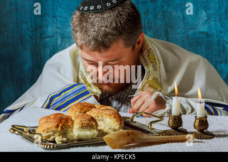 Haufen süße runde Sabbat challah Brot schwarzem Sesam in Vintage metall Schüssel ein Mann bricht am Samstag festliches Brot Stockfoto