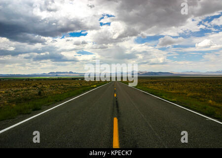 In der Nähe von top-secret Area 51 und die Nellis Air Force Base, der Extraterrestrial Highway (State Route 375) führt durch meist unbewohnten Wüste Gelände. Stockfoto