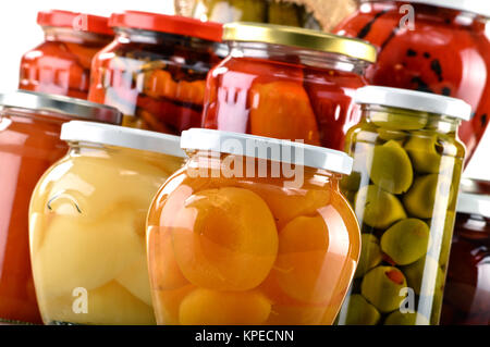 Gläser mit fruchtigen Kompott Marmeladen und eingelegtes Gemüse Stockfoto