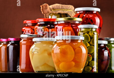Gläser mit fruchtigen Kompott Marmeladen und eingelegtes Gemüse Stockfoto