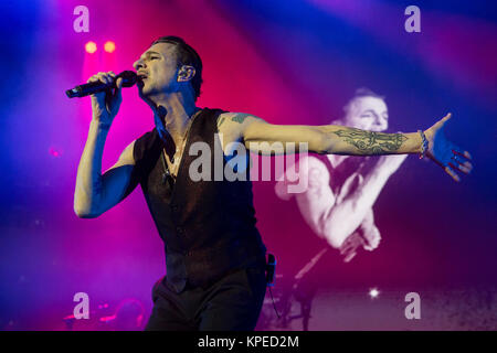 Bologna, Italien. 13 Dez, 2017. Depeche Mode Frontmann David Gahan preist seine Fans mit seinem typischen gewundenen Bewegungen. Credit: Luca Marenda/Pacific Press/Alamy leben Nachrichten Stockfoto