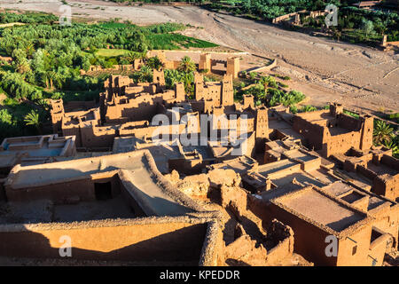 Ait Benhaddou ist eine befestigte Stadt, oder Ksar, entlang der ehemaligen Route der Karawanen zwischen der Sahara und Marrakesch in Marokko. Stockfoto