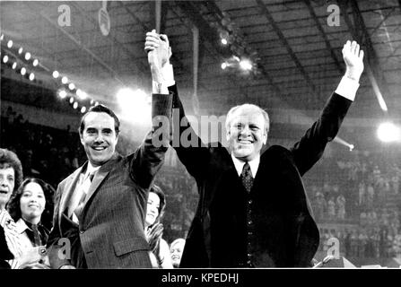 Präsidenten der Vereinigten Staaten Gerald R. Ford, Recht und sein laufender Gehilfe, US-Senator Bob Dole (Republikaner von Kansas), Links, bestätigen den Beifall der Delegierten des Republican National Convention 1976 in der Kemper Arena in Kansas City, Missouri am 19 August, 1976. Credit: Arnie Sachs/CNP/MediaPunch Stockfoto