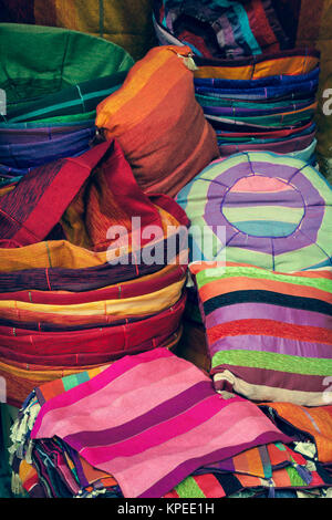 Alten Souk der Medina von Fez, Handwerker shop von bunten marokkanische Leder, Fes, Marokko. Stockfoto