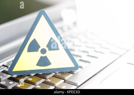 Warnung vor radioaktiven Stoffen oder ionisierender Strahlung gemäß EN ISO 7010 Stockfoto