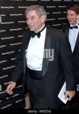 Washington, D.C. - April 21, 2007 - der Präsident der Weltbank, Paul Wolfowitz besucht die Bloomberg News Partei bei der Botschaft von Costa Rica nach der 2007 White House Correspondents Association Abendessen im Washington Hilton in Washington, D.C. am Samstag Abend, 21. April 2007. Credit: Ron Sachs/CNP (HINWEIS: KEINE NEW YORK ODER NEW JERSEY ZEITUNGEN ODER JEDER ZEITUNG innerhalb eines 75-Meilen-Radius von NEW YORK CITY)/MediaPunch Stockfoto