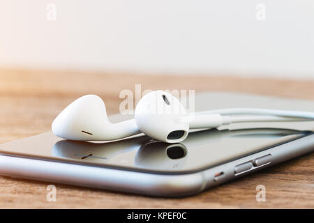 Closeup Handy und Kopfhörer Gerät auf Tisch Stockfoto