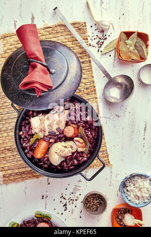 Von oben nach unten Blick auf köstliche hausgemachte brasilianische Küche mit Bohnen, Fleisch, Reis und anderen Zutaten Stockfoto