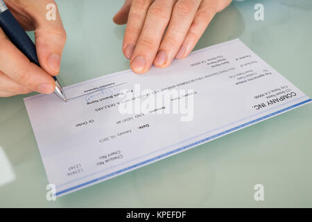 Person's Hand Unterzeichnung prüfen Stockfoto