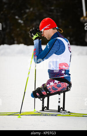 US Army Veteran Andy Soule bereitet sich auf ein Sit-ski Rennen in Craftsbury Outdoor Center; Craftsbury; VT; USA; 2016 US Paralympischen sitzen Ski Staatsangehörigen Stockfoto