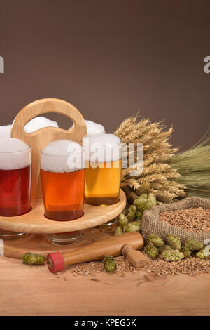 Bier Träger mit Bier Gläser Stockfoto