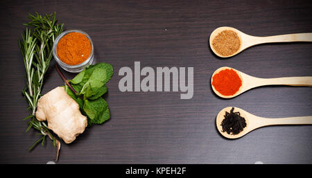 Bunten Gewürzen und Holz Besteck Stockfoto