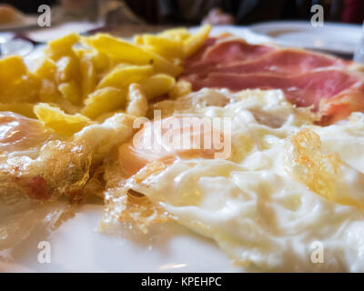 Makro von Spiegelei Pommes frites und iberischen Schinken Stockfoto