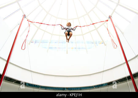 Mädchen springt auf dem Trampolin Stockfoto