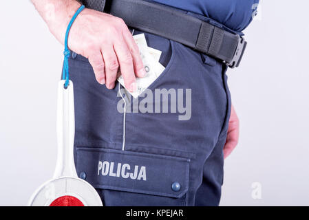 Annahme von Bestechungsgeldern von korrupten polnischen Polizisten Stockfoto